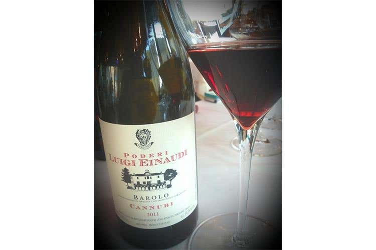 Poderi Einaudi, tra vino e ospitalità 
Amore per la terra da quattro generazioni