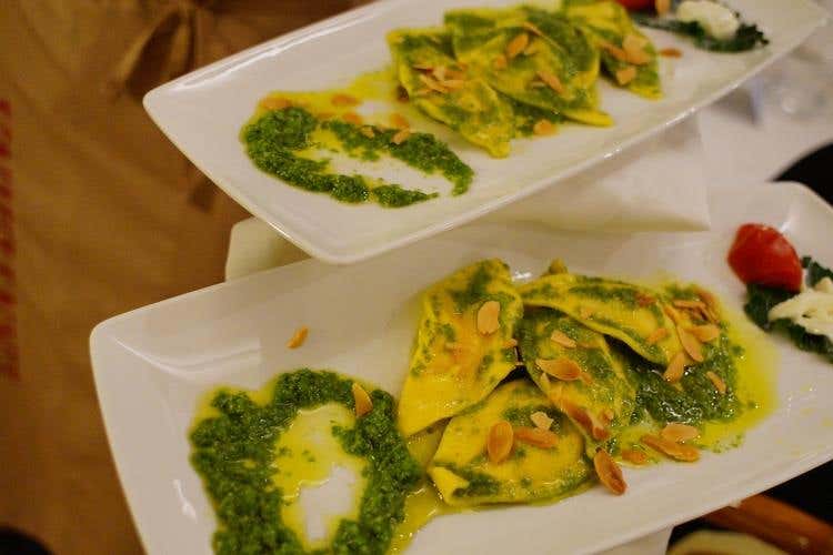 Agnolotti farciti di burrata, resi lucidi dall’extravergine di sola coratina e decorati con la mandorla di Torrito - Prima tappa del Giro d’Italia dei sapori 
Maglia rosa alla cucina dell’Alta Murgia