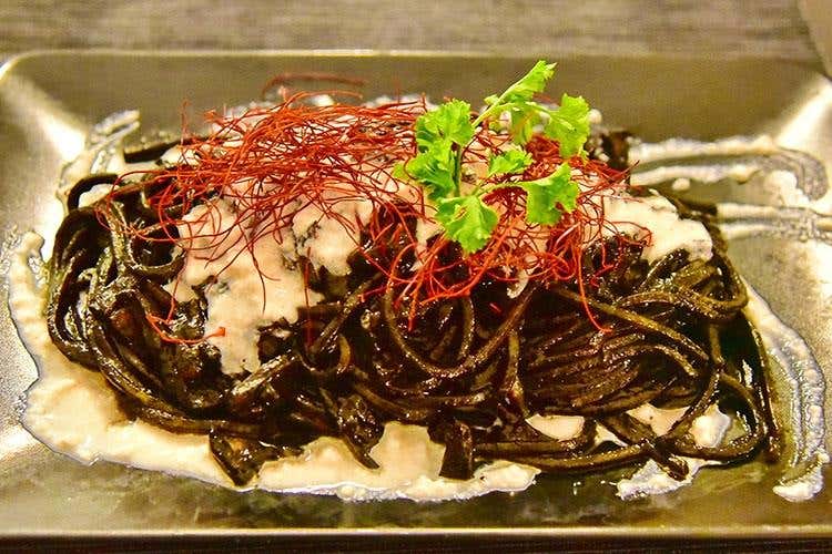 Chitarre al nero di seppia, ricotta al peperoncino (Sesto Canto 
Cucina gourmet, porzioni abbondanti)