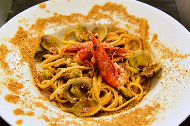 Linguine all’acciuga rossa, frutti di mare, gamberi e mollica tostata (Sesto Canto 
Cucina gourmet, porzioni abbondanti)