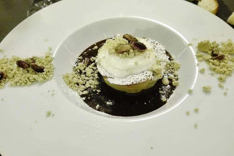Sformato di ricotta al pistacchio e salsa al cioccolato (Sesto Canto 
Cucina gourmet, porzioni abbondanti)