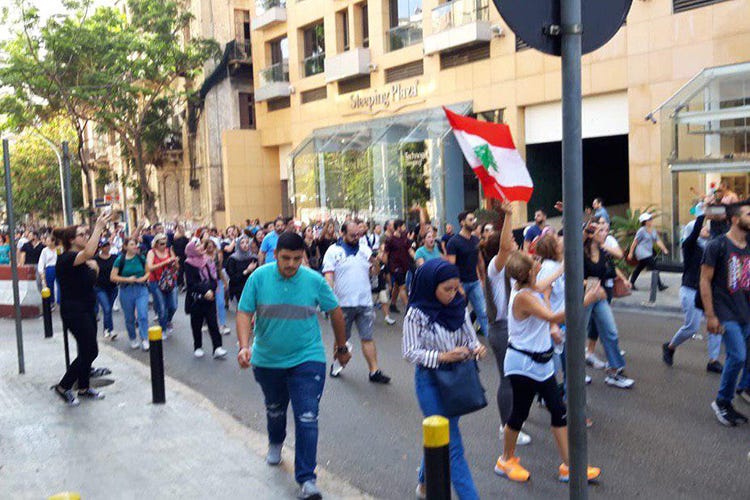 (Tassa su Whatsapp e carovita 
Libano bloccato dalle proteste)