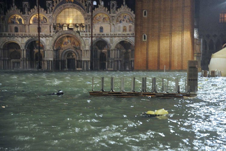 (Venezia, locali sott'acqua 
Turisti bloccati negli hotel)